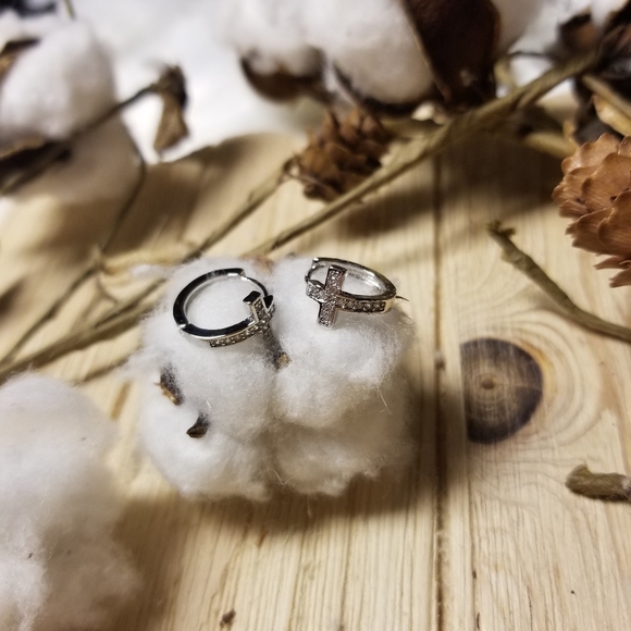 Beautiful Cross Hoop earrings - Picture 4 of 11